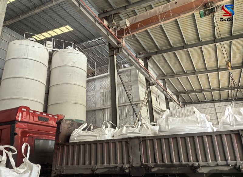 消失膜鑄造用高鋁細(xì)粉35噸裝車現(xiàn)場(chǎng)