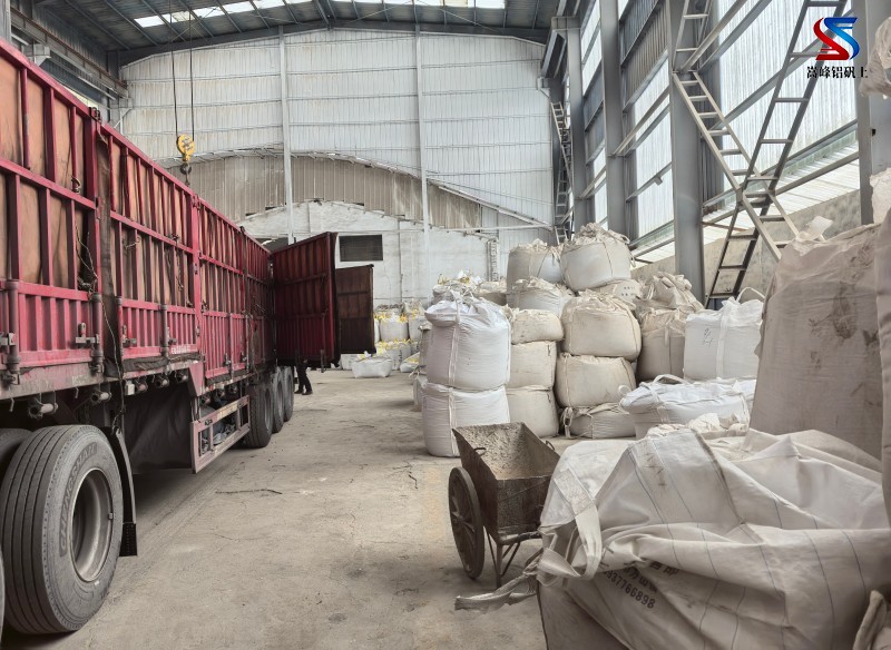 高鋁礬土骨料廠家裝車發(fā)貨現(xiàn)場(chǎng)