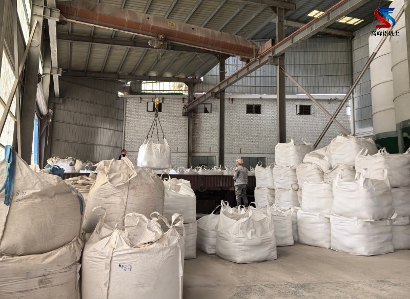 精密鑄造用高鋁礬土細(xì)粉裝貨現(xiàn)場(chǎng)